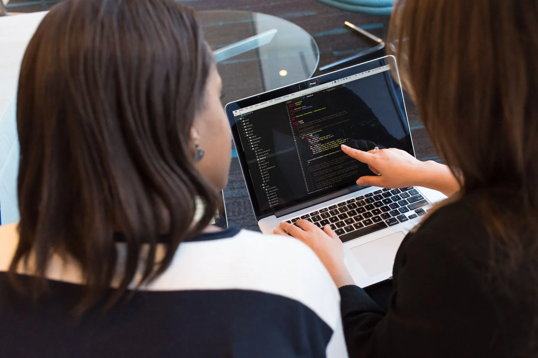 Equipe tech analysant du code sur ordinateur